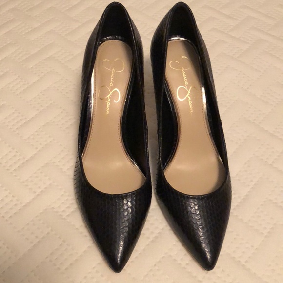 8.5 Medium Heels - Picture 2 of 4